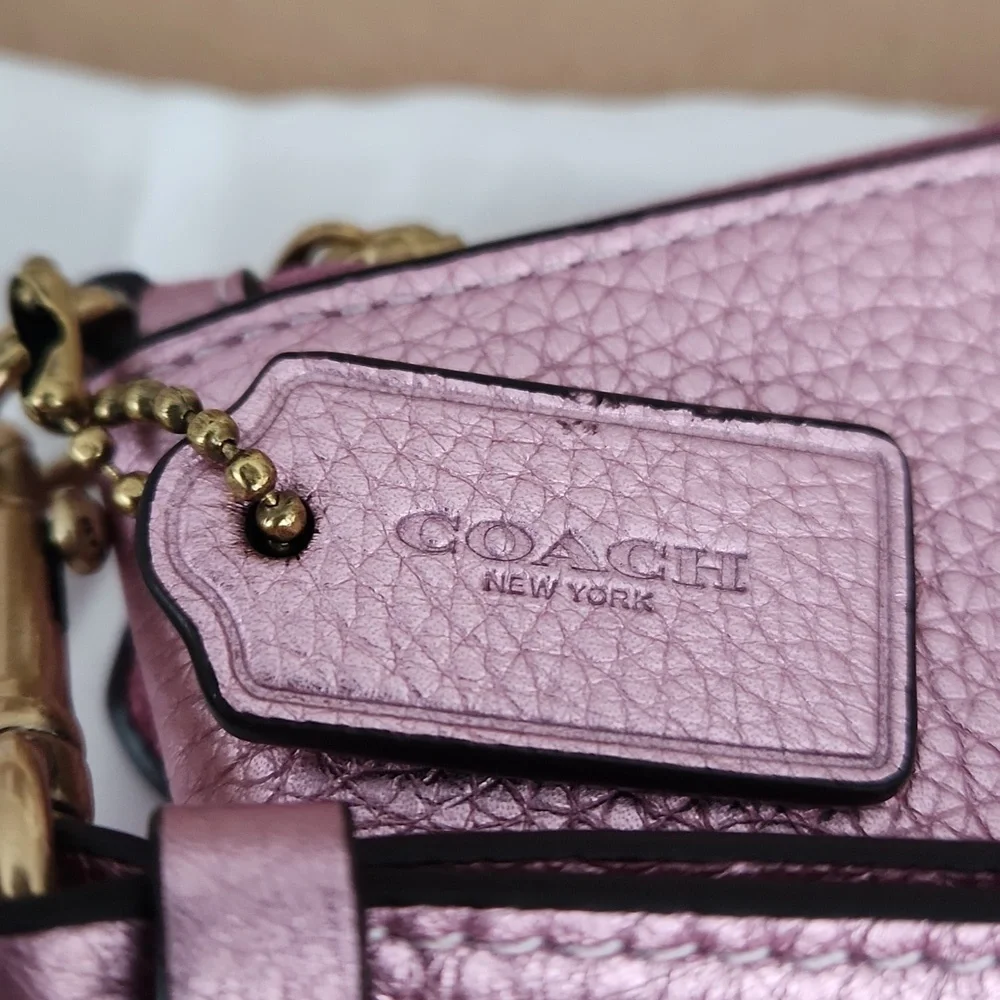 Beautiful NWOT Coach Metallic Pink  Leather Wristlet/Wallet & Dust Cover 🩷✨️💖 - Picture 4 of 15